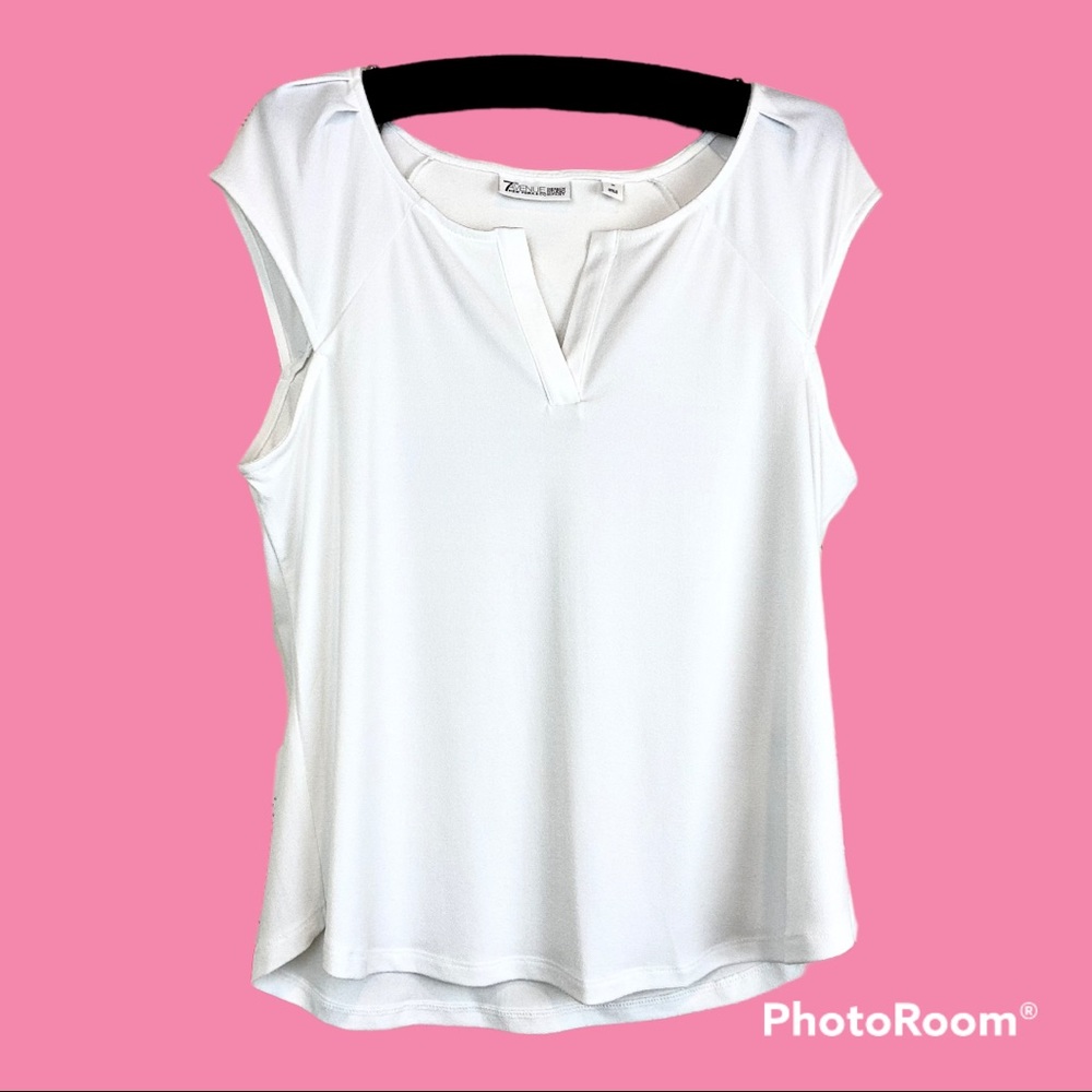 NWOT New York & Co. White Sleeveless V Neck Blouse Size M